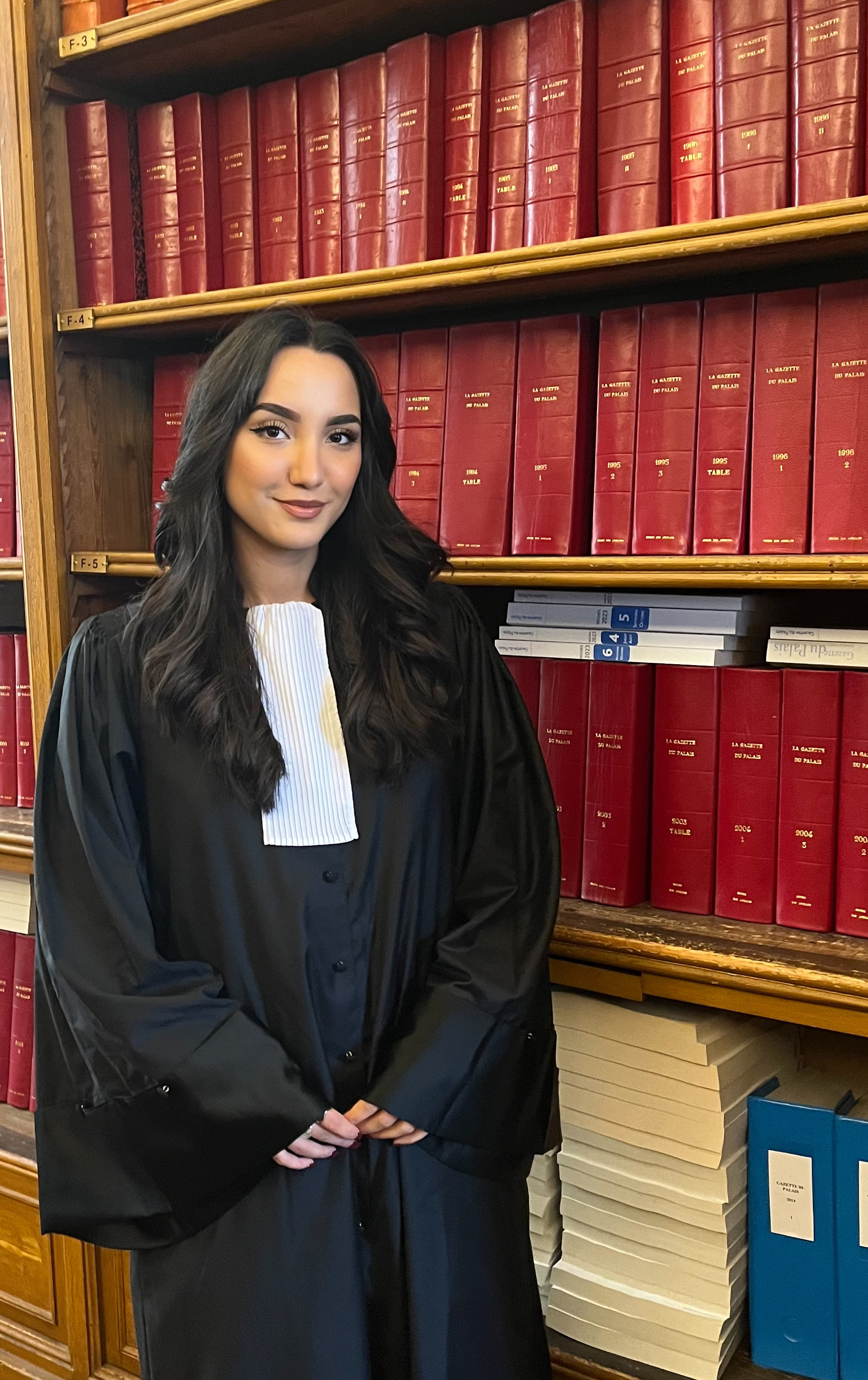 Maître Rania Kaabia dans la bibliothèque de l'Ordre des avocats
